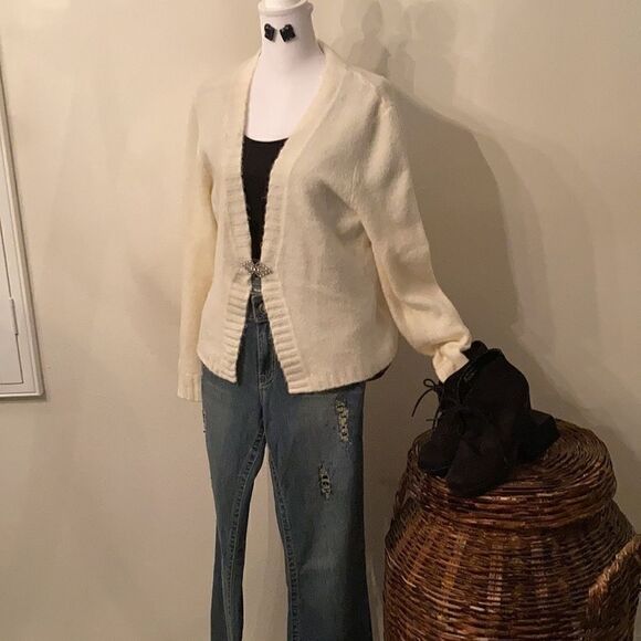 Faded glory NWT size large  beautiful cream cardigan with jeweled clasp - Picture 4 of 11